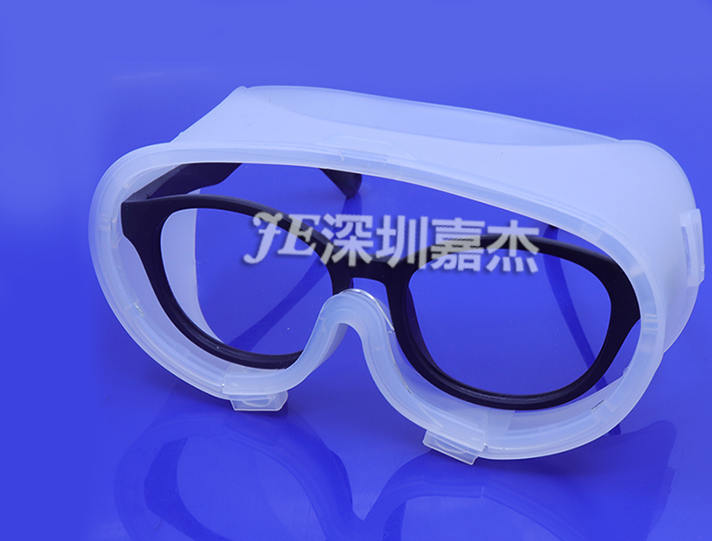 眼睛放飛沫感染，護目鏡或許是不錯的選擇